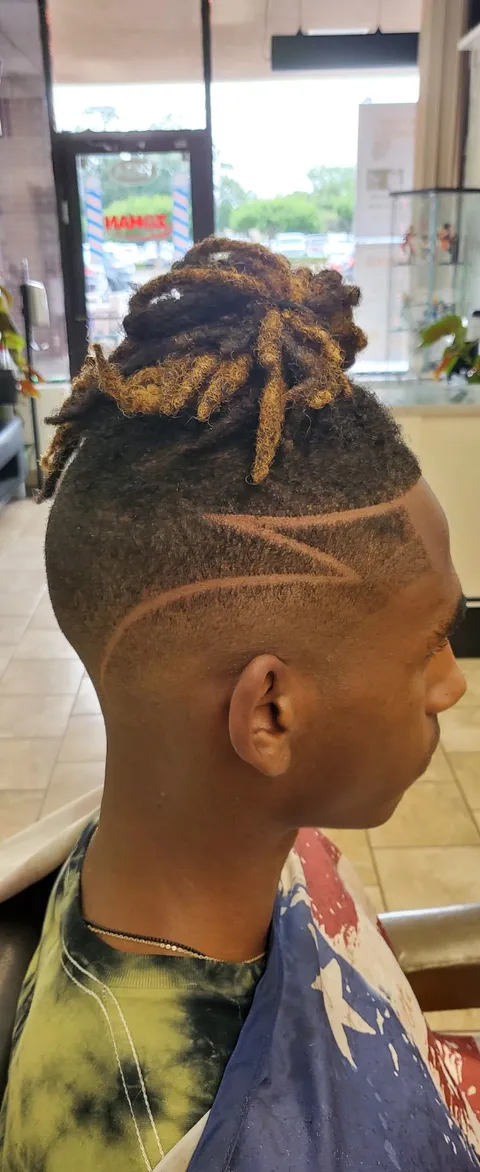 Locs with a geometric side design